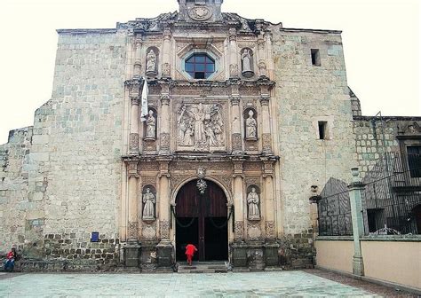 El Templo de San Agustín: Un Tesoro Histórico en la Ciudad de Iloilo!