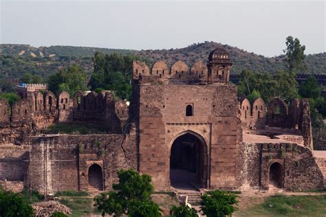 ¡Explora la majestuosidad del Fuerte Rohtas, un antiguo bastión de guerreros y leyendas!