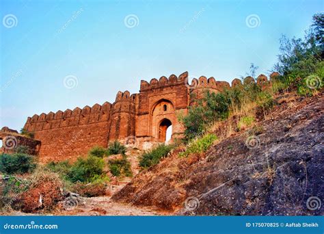 ¡El Fuerte Rohtas: Una Fortaleza Imponente Que Desafía el Tiempo!