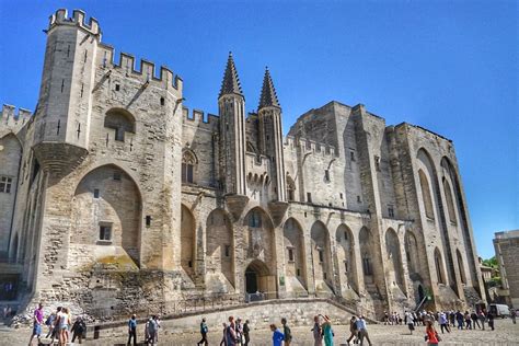  ¡Descubre el encanto gótico del Palacio de los Papas en Avignon!