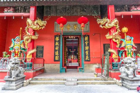 ¡Sumérgete en la Historia en el Templo del Señor Guan de Puyang! Un faro espiritual y arquitectónico de gran belleza.