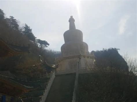 ¡Sumérgete en la historia ancestral del Templo Yongfeng! Un santuario milenario de paz y belleza.