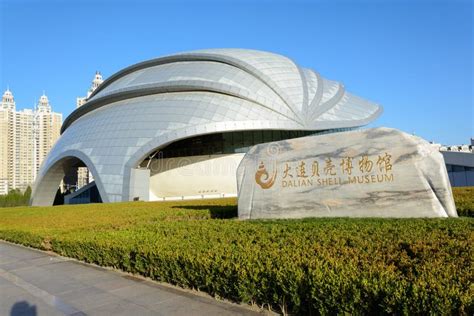 ¡El Templo Xinghai, un Oasis de Paz y Arquitectura Ecléctica!