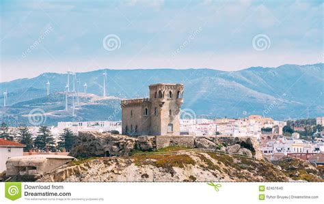 ¡Explora la majestuosidad medieval del Castillo de Tarifa! Un faro histórico con vistas impresionantes al Estrecho de Gibraltar.