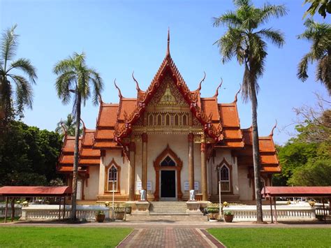 ¿Preparado para una aventura espiritual en las montañas de Ubon Ratchathani? ¡El Templo Wat Pha Tak Suea te espera!